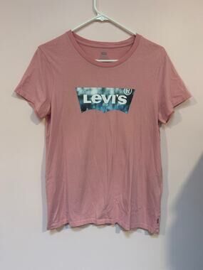 Levi's Pink Tee *M*